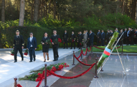 Dövlət Dəniz və Liman Agentliyinin kollektivi Fəxri Xiyabanda Ulu Öndərin abidəsini ziyarət edib